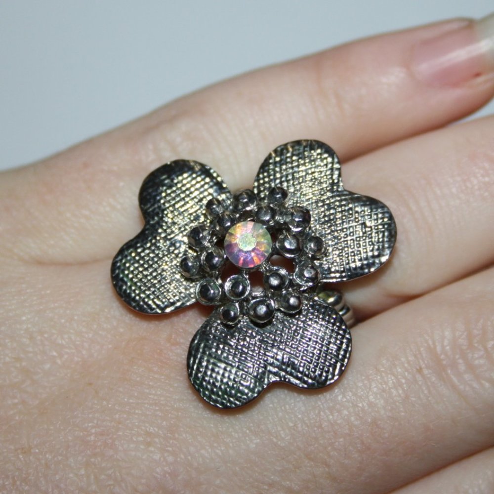 🌸 Oversized Silver Flower Ring with Rhinestone – Adjustable Size 9–12 Bold Bloo